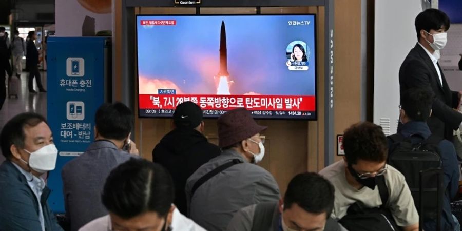 Der nordkoreanische Raketenstart auf Bildern in Tokio