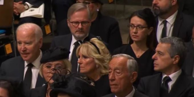 Fahne auf Halbmast - Cassis trauert bei Queen-Beisetzung mit Joe Biden