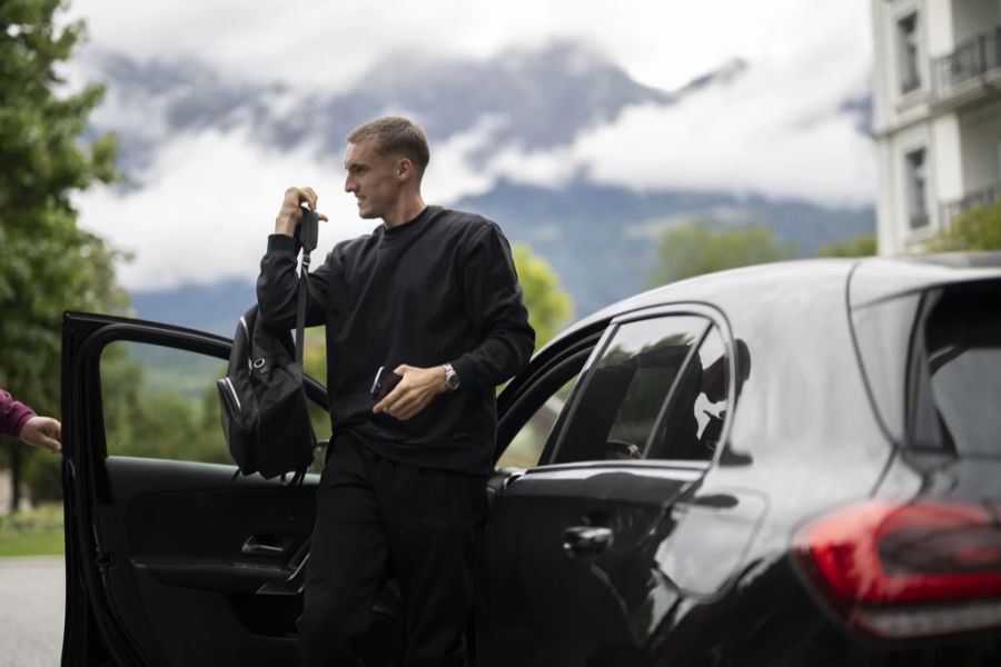 Michel Aebischer reist ganz in Schwarz an.