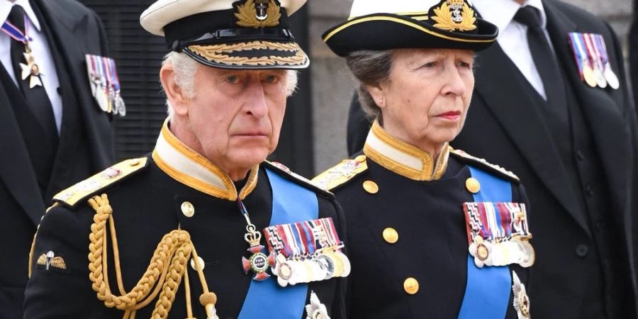 König Charles III. und seine Schwester, Prinzessin Anne, trauern um die Queen.