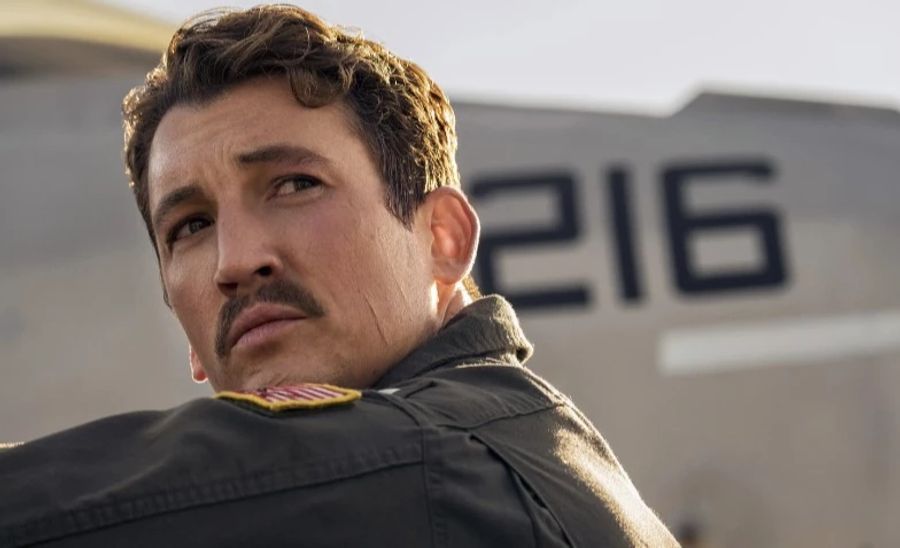 Miles Teller trägt einen Schnauz in «Top-Gun».