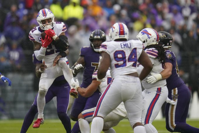 Bills-Safety Jordan Poyer (l.) fängt einen Pass in der NFL ab. NFL