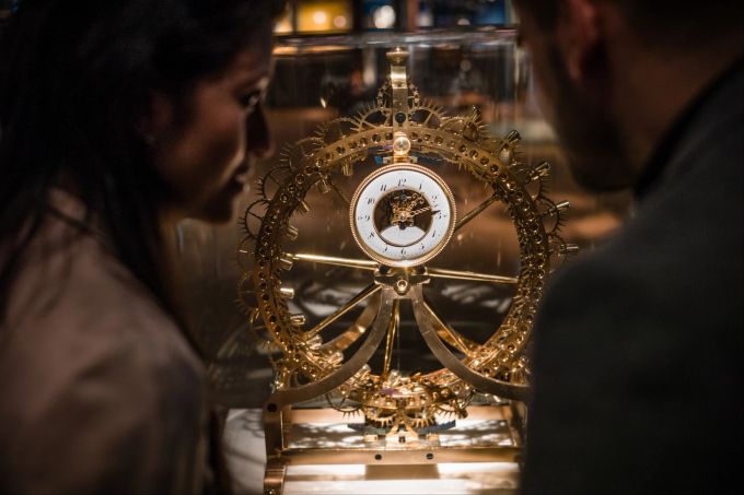 Zwei «Lokalmatadoren», Jean und David Geiser, Vater und Sohn aus der Nähe von La-Chaux-de-Fonds, haben 1815 diese «Uhr mit ewigem Werk» ersonnen; das perpetuum mobile war zu dieser Zeit Ziel vieler Uhrmacher. Tatsächlich bekommt die Pendeluhr ihre Energie aber von einer Feder hinter der Radnabe. Ausflüge schlechtes Wetter