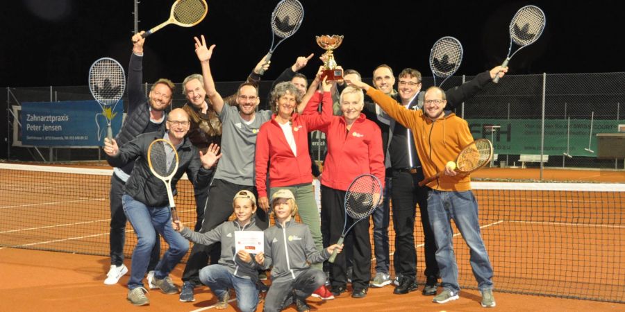 Freude über den Pokal beim Glärnisch Cup.