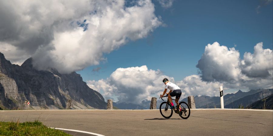 Monika Sattler auf dem Velo