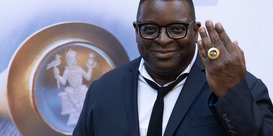 Filmemacher und Preisträger Isaac Julien zeigt stolz den Kaiserring an seinem Finger. Der Ring ist mit einem Aquamarin besetzt.