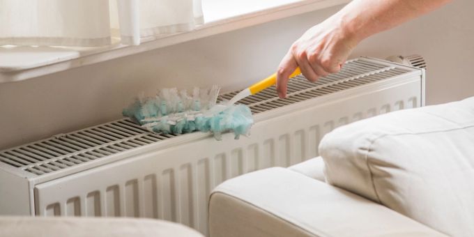 Energiesparen kann so einfach sein: Die Heizkörper regelmässig abstauben. heizkörper