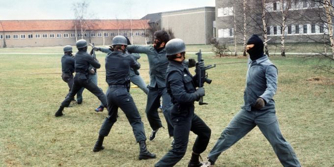 Mitglieder der Anti-Terroreinheit GSG 9 bei der Ausbildung im Nahkampf im Jahr 1979. Mitglieder der Anti-Terroreinheit GSG 9 bei der Ausbildung im Nahkampf im Jahr 1979.