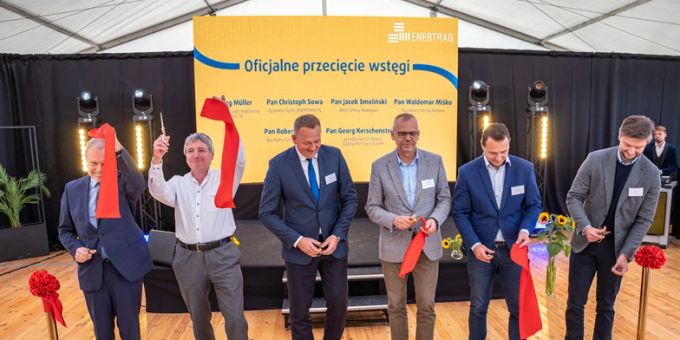 Christoph Sowa (Enertrag, Abteilungsleiter Polen), Jörg Müller (Enertrag, Aufsichtsratsvorsitzender), Jacek Smolinski (Wójt/Bürgermeister der Landgemeinde Bialogard), Waldemar Misko (Bürgermeister Karlino), Robert Falana (Bürgermeister von Tychowo), Georg Kerschensteiner (Allianz) bei der Einweihung des Projektes. ENERTRAG