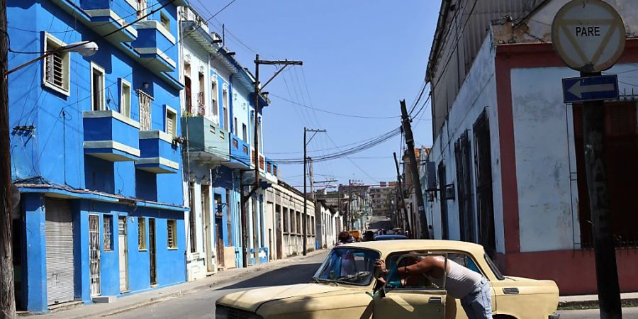 ARCHIV - Ein Mann schiebt sein kaputtes Auto durch eine Strasse in der kubanischen Hauptstadt Havanna. Foto: Ernesto Salazar/Zuma Press/dpa