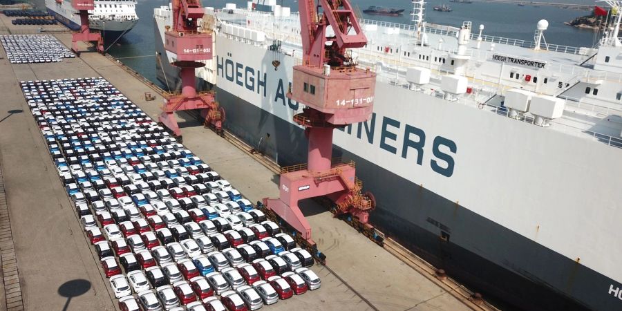 Die Luftaufnahme zeigt ein RoRo-Schiff, das an einem Liegeplatz des Hafens von Lianyungang in der ostchinesischen Provinz Jiangsu bereitliegt und mit in China hergestellten Autos für den Export beladen werden soll.