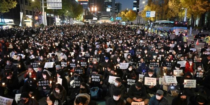 Tausende Gedenken Mit Mahnwachen Der Opfer Der Massenpanik In Seoul ...