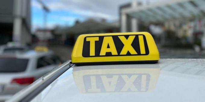 Drei regionale Unternehmen bewirtschaften die Taxistandplätze beim Bahnhof Zofingen. Taxi-Schild auf dem Auto