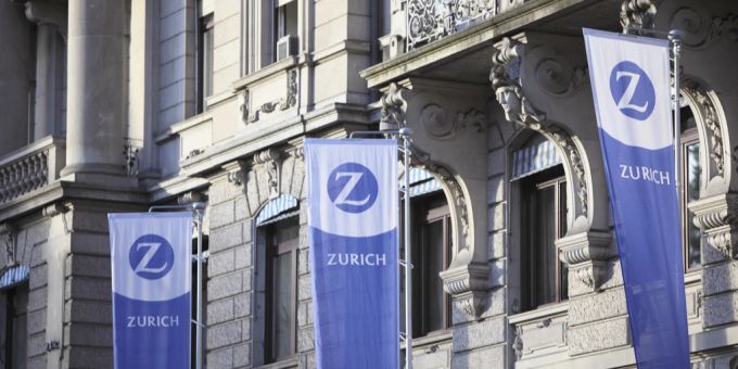 Flaggen mit dem Logo des Versicherers Zurich. Zurich smi