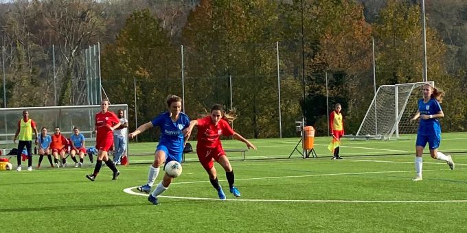 Kamer und Mazzola (v. l.) setzen sich, insbesondere in der ersten Halbzeit, unter den wachsamen Augen von Trainer Alves Vidal (ganz links) oft durch. FC Küsnacht