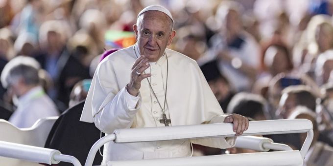 Papst Franziskus begrüsst die Menge. (Archivbild) papst franziskus