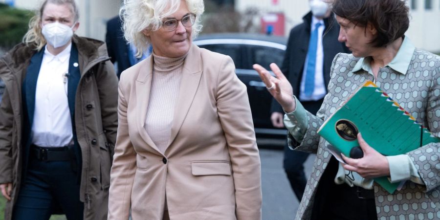 Martina Rosenberg (r), Präsidentin des Bundesamtes für den Militärischen Abschirmdienst, begrüsst Verteidigungsministerin Christine Lambrecht (SPD) beim ersten Besuch ihrer Behörde in Köln.