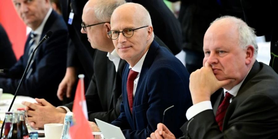 Peter Tschentscher (zweiter von rechts)