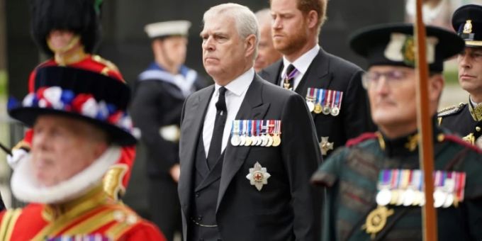 Prinz Andrew (l.)) und Prinz Harry. king charles