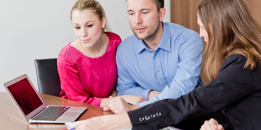 Bei der Kalkulation genau hinschauen: Die Nebenkosten können beim Immobilienkauf sehr hoch ausfallen.