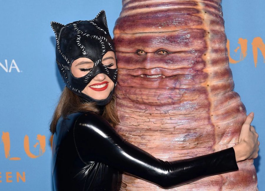 Catwoman und der Wurm: Heidi Klum wird von ihrer Tochter Leni umarmt.