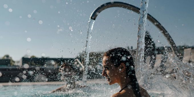 20221031_Computerformat 4_3-Therme Zurzach_Wasserhahn_Frau_Relax Frau entspannt im Wasser