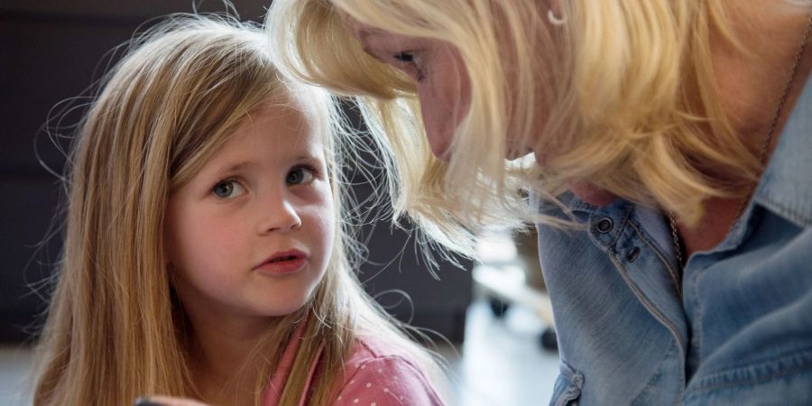 Ins Wort fallen, wenn Eltern gerade telefonieren: Das kann man Kindern abgewöhnen, wenn man sie schon vor dem Telefonat informiert und involviert.