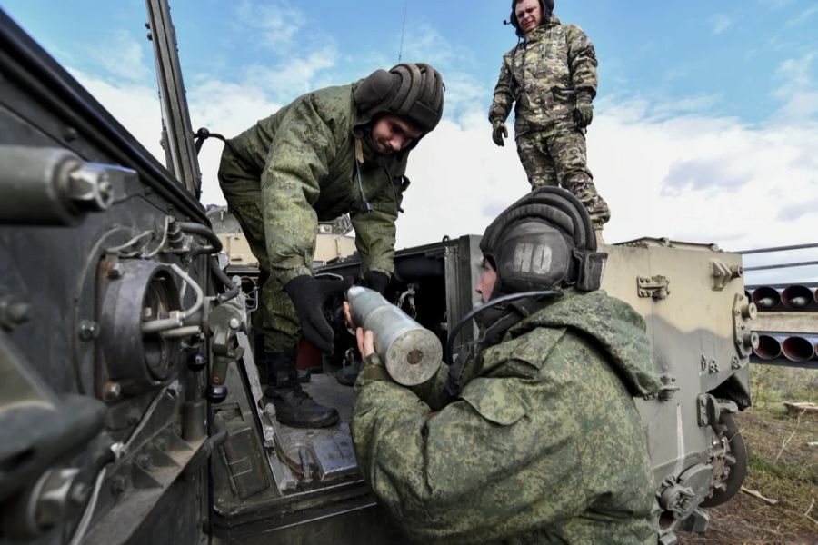 Russische Soldaten trainieren für den Ukraine-Krieg.