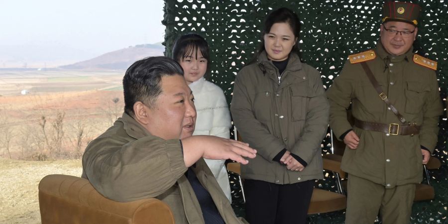 Kim Jong-Un bei einem Raketentest. Seine Tochter in der weissen Jacke und seine Frau schauen zu. (Archivbild)