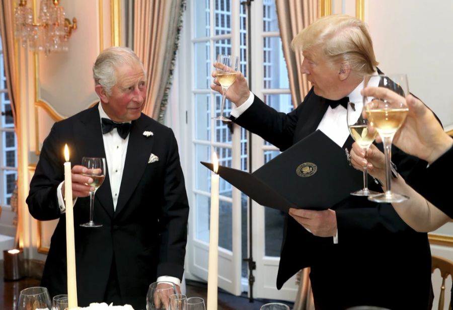 Donald Trump prostet Charles 2019 bei einem Besuch zu.