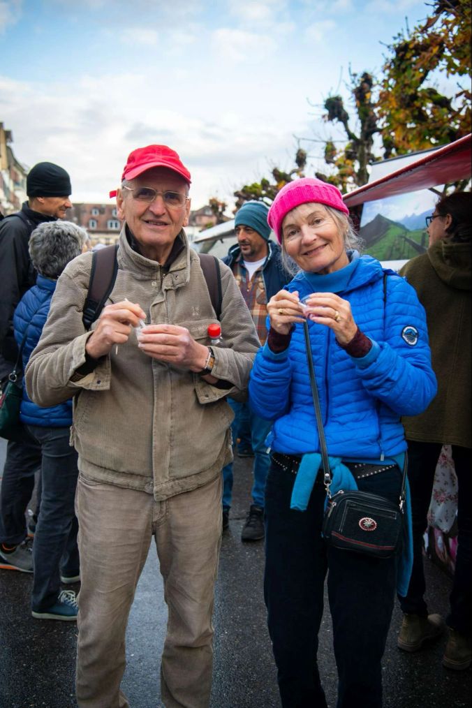 Dana und Franz Hofman aus Kloten probierten sich durch die verschiedenen Produkte am Markt.