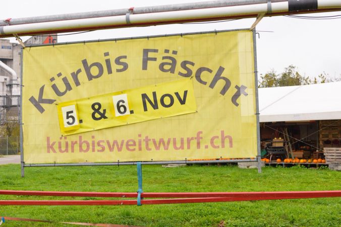 Kürbis Fäscht, dazu gehörten auch Kürbissuppe, Würste, Hamburger, Kaffee und Kuchen.