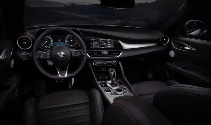 Das Cockpit der beiden Alfa Romeo ist jetzt komplett digital Alfa Romeo Stelvio Interieur