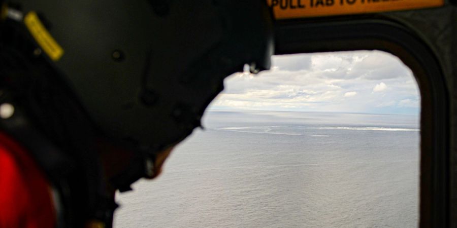 Die Besatzung eines Hubschraubers der  dänischen Streitkräfte blickt auf das Gasleck in der Ostsee.