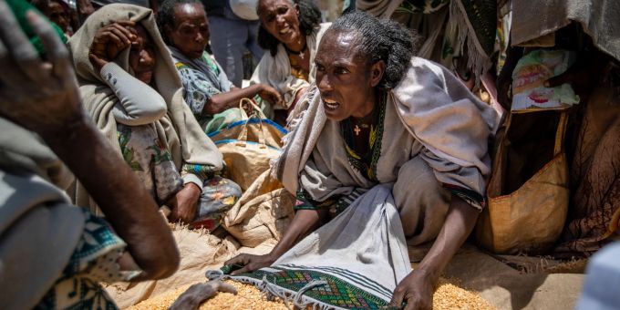 Eine äthiopische Frau streitet mit anderen über die Verteilung von gelben Spalterbsen, nachdem diese von einer Hilfsorganisation in der Region Tigray verteilt worden waren. Eine äthiopische Frau streitet mit anderen über die Verteilung von gelben Spalterbsen, nachdem diese von einer Hilfsorganisation in der Region Tigray verteilt worden waren.