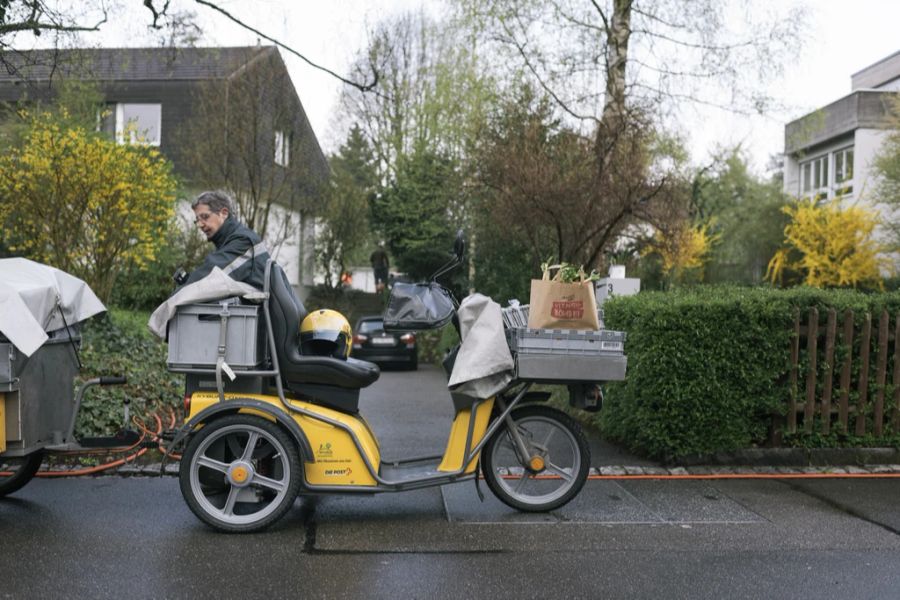 Normalerweise verteilen Pöstlerinnen und Pöstler Briefe und Pakete auf Elektrofahrzeugen.