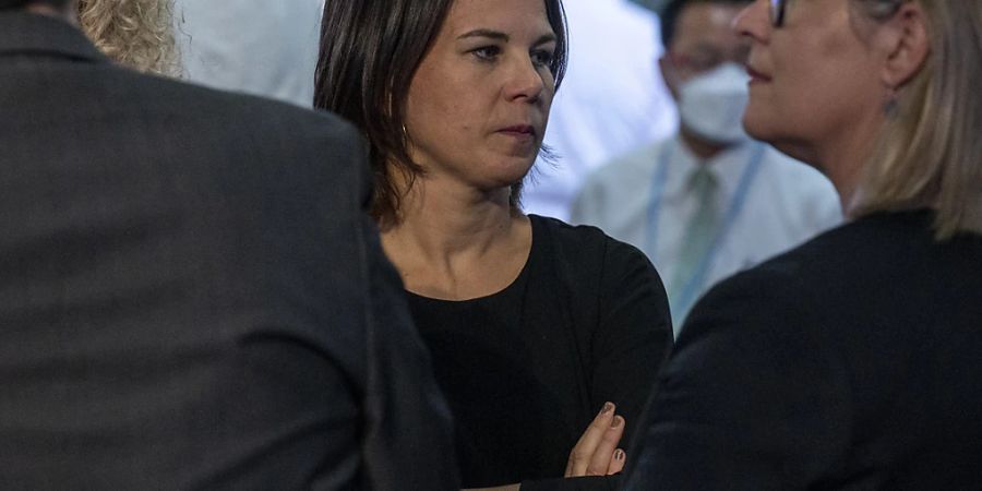 dpatopbilder - Aussenministerin Annalena Baerbock steht im Plenum während der Abschlusszeremonie beim UN-Klimagipfel COP27. Foto: Christophe Gateau/dpa