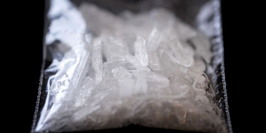 Das synthetisch hergestellte Crystal Meth bezeichnet eine Kristallform von Methamphetamin, was wiederum eine Abwandlung des Aufputschmittels Amphetamin ist.