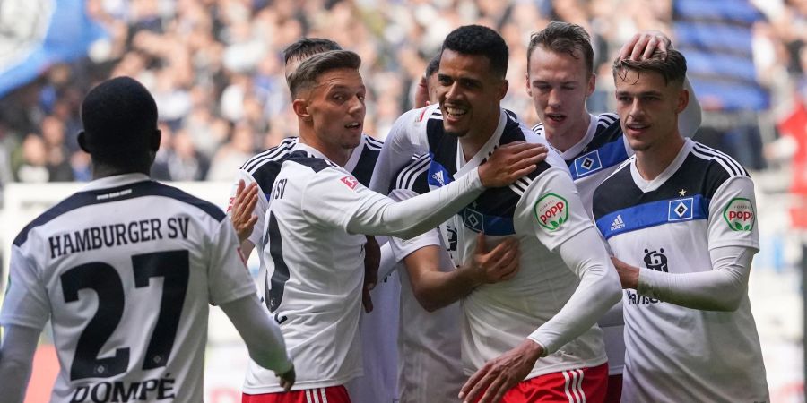 Die HSV-Spieler feiern den Sieg gegen Sandhausen.