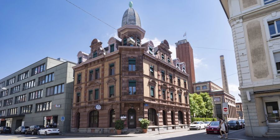 Das Restaurant Brauerei in Basel wurde 1899 erbaut und gehört zu dem Gebäudekomplex der Brauerei Warteck. Das Restaurant ist ein Eckbau mit einem markanten Dachtürmchen.