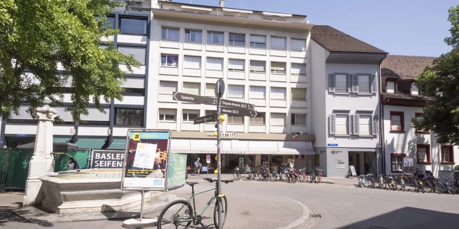 Der Rümelinsplatz in Basel mit der Stadtbibliothek.