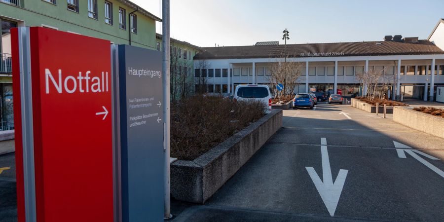 Das Stadtspital Zürich Waid mit der Einfahrt zum Notfallzentrum.