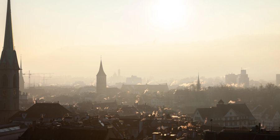 Neblige Aussicht über Zürich von der Polyterrasse der ETH aus gesehen.