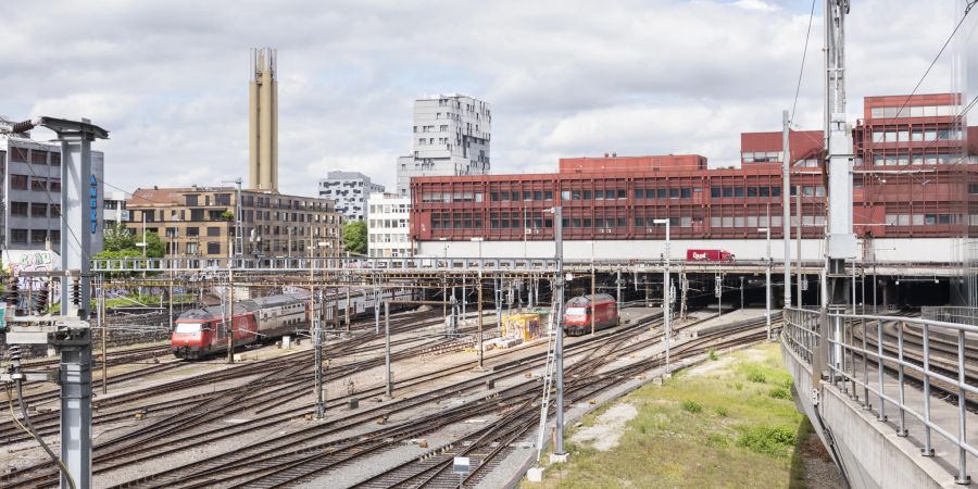 Der Bahnhof SBB und das Postgebäude in Basel.