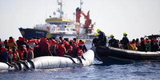Rettungsschiffe - Prekäre Lage – Migranten springen ins Wasser Rettungsschiffe - Prekäre Lage – Migranten springen ins Wasser