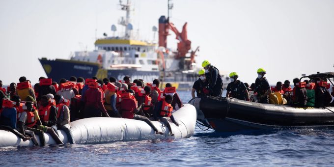 Rettungsschiffe - Prekäre Lage – Migranten springen ins Wasser Rettungsschiffe - Prekäre Lage – Migranten springen ins Wasser