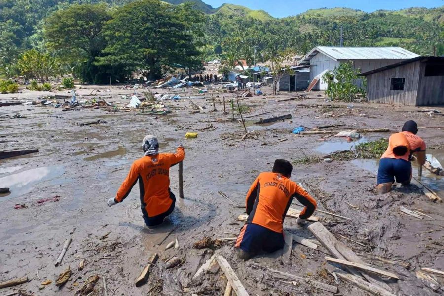 Auf diesem von der philippinischen Küstenwache zur Verfügung gestellten Foto setzen Rettungskräfte die Suche nach Vermissten im Süden der Philippinen fort.