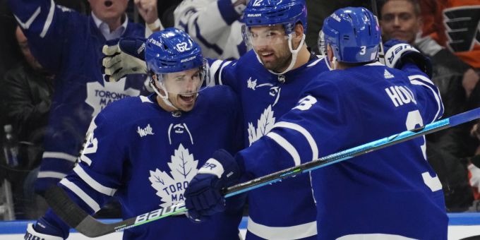 Denis Malgin (Nummer 62) jubelt für die Toronto Maple Leafs beim Sieg gegen Philadelphia. (Frank Gunn/The Canadian Press via AP) Denis Malgin Toronto