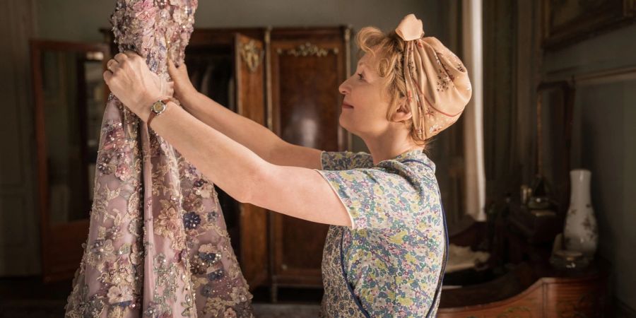 Lesley Manville als Mrs. Harris in einer Szene des Films «Mrs. Harris und ein Kleid von Dior.