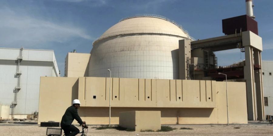 ARCHIV - Ein Mann fährt mit dem Fahrrad an dem Reaktorgebäude des Kernkraftwerks Bushehr vorbei. Foto: Majid Asgaripour/AP/dpa